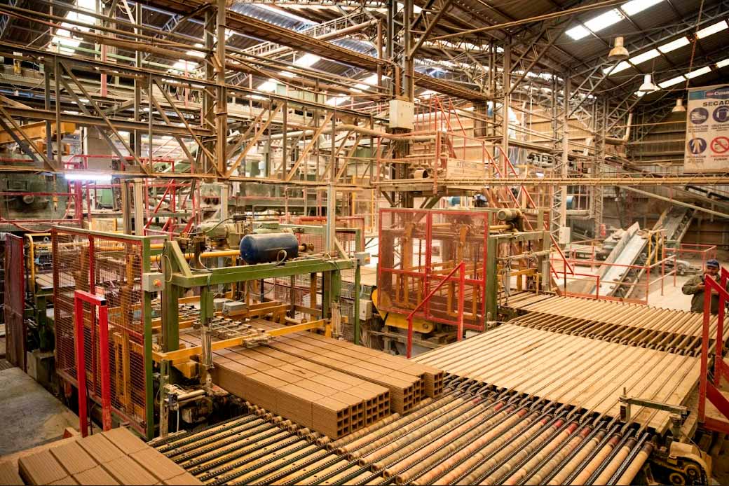 Ladrillos cerámicos sobre linea de produccion de la fabrica de Cunmalleu